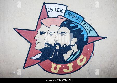 La propagande politique. Emblème de l'UJC, l'Union des jeunes communistes, visages de Mella, Cienfuegos y Che, peint sur un mur de la rue, La Habana, Cuba Banque D'Images