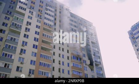 Kiev, Ukraine - 15 novembre 2022: Incendie dans un immeuble d'appartements, pompiers luttant contre les flammes, maison en feu, catastrophe d'incendie et tragédie d'accident Banque D'Images