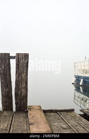 S'amarrer au bord du lac lors d'une journée brumeuse en hiver Banque D'Images