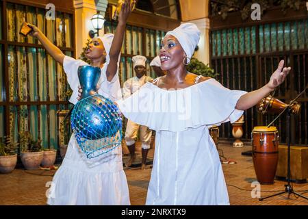 Performance,Yoruba danses religieuses,danse afro, en institution religieuse de l'Association Culturelle Yoruba, dans la Vieille Havane, Habana Vieja, La Habana, Cuba Banque D'Images