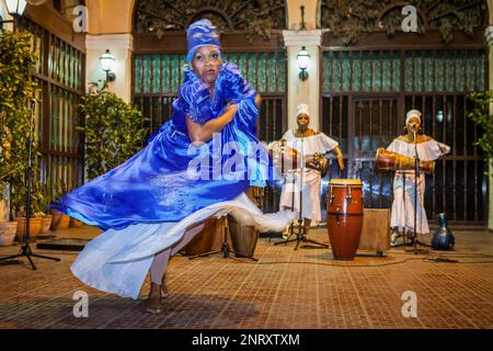 Performance,Yoruba danses religieuses,danse afro, en institution religieuse de l'Association Culturelle Yoruba, dans la Vieille Havane, Habana Vieja, La Habana, Cuba Banque D'Images