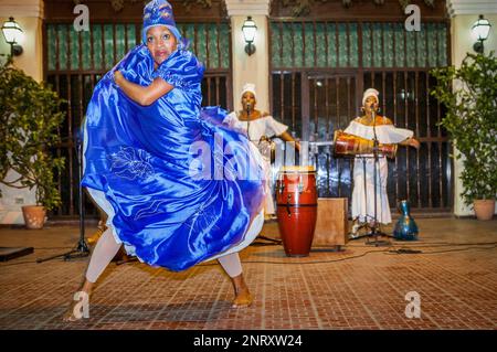 Performance,Yoruba danses religieuses,danse afro, en institution religieuse de l'Association Culturelle Yoruba, dans la Vieille Havane, Habana Vieja, La Habana, Cuba Banque D'Images