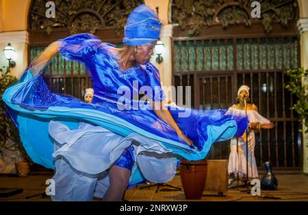 Performance,Yoruba danses religieuses,danse afro, en institution religieuse de l'Association Culturelle Yoruba, dans la Vieille Havane, Habana Vieja, La Habana, Cuba Banque D'Images