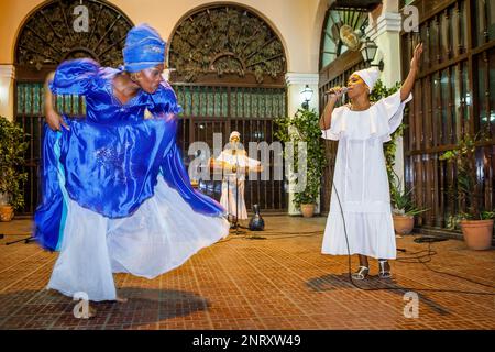 Performance,Yoruba danses religieuses,danse afro, en institution religieuse de l'Association Culturelle Yoruba, dans la Vieille Havane, Habana Vieja, La Habana, Cuba Banque D'Images