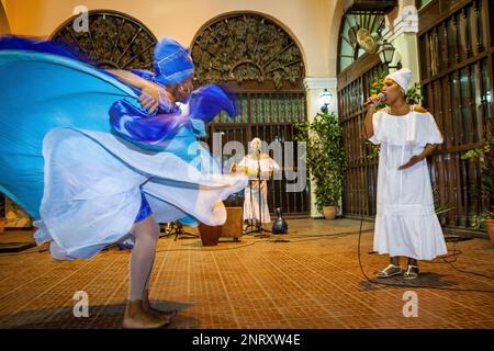 Performance,Yoruba danses religieuses,danse afro, en institution religieuse de l'Association Culturelle Yoruba, dans la Vieille Havane, Habana Vieja, La Habana, Cuba Banque D'Images