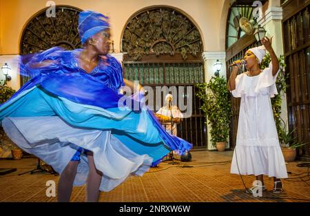 Performance,Yoruba danses religieuses,danse afro, en institution religieuse de l'Association Culturelle Yoruba, dans la Vieille Havane, Habana Vieja, La Habana, Cuba Banque D'Images