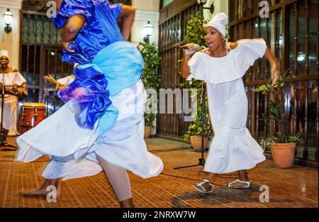 Performance,Yoruba danses religieuses,danse afro, en institution religieuse de l'Association Culturelle Yoruba, dans la Vieille Havane, Habana Vieja, La Habana, Cuba Banque D'Images