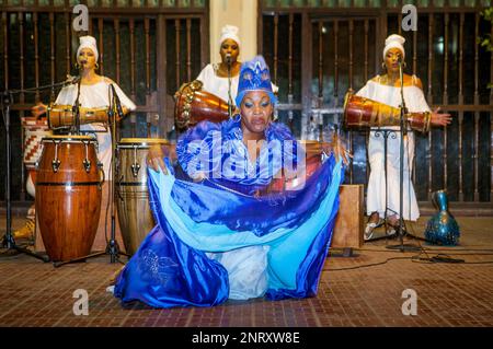 Performance,Yoruba danses religieuses,danse afro, en institution religieuse de l'Association Culturelle Yoruba, dans la Vieille Havane, Habana Vieja, La Habana, Cuba Banque D'Images