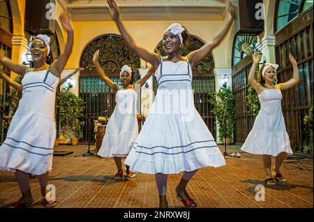 Performance,Yoruba danses religieuses,danse afro, en institution religieuse de l'Association Culturelle Yoruba, dans la Vieille Havane, Habana Vieja, La Habana, Cuba Banque D'Images