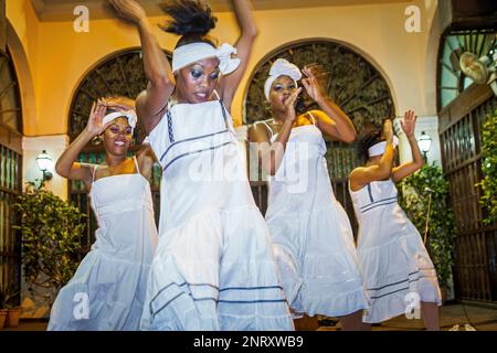 Performance,Yoruba danses religieuses,danse afro, en institution religieuse de l'Association Culturelle Yoruba, dans la Vieille Havane, Habana Vieja, La Habana, Cuba Banque D'Images