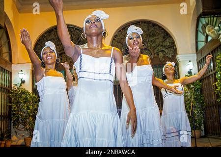 Performance,Yoruba danses religieuses,danse afro, en institution religieuse de l'Association Culturelle Yoruba, dans la Vieille Havane, Habana Vieja, La Habana, Cuba Banque D'Images