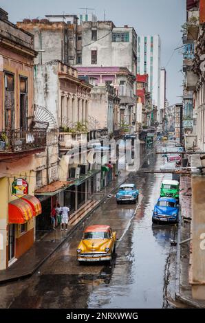 Scène de rue, dans la rue, Centro Habana Virtudes District, La Habana, Cuba Banque D'Images