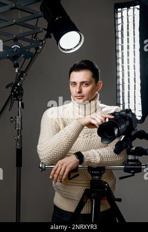 Photographe professionnel avec appareil photo numérique sur trépied Banque D'Images