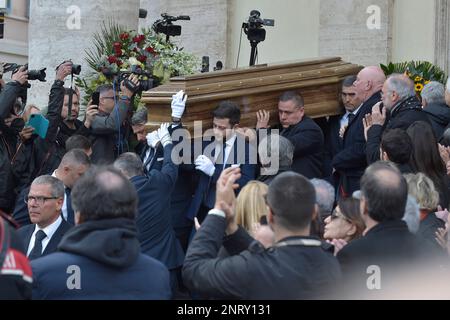 Rome, Italie. 27th févr. 2023. Rome, funérailles de Maurizio Costanzo. Crédit 27 février 2023 : nouvelles en direct de dpa/Alamy Banque D'Images