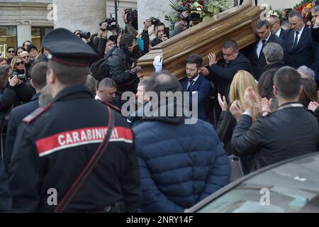 Rome, Italie. 27th févr. 2023. Rome, funérailles de Maurizio Costanzo. Crédit 27 février 2023 : nouvelles en direct de dpa/Alamy Banque D'Images