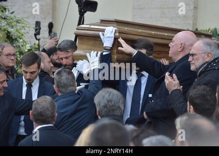 Rome, Italie. 27th févr. 2023. Rome, funérailles de Maurizio Costanzo. Crédit 27 février 2023 : nouvelles en direct de dpa/Alamy Banque D'Images