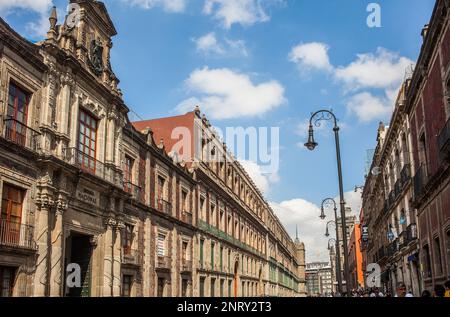 Calle Moneda à gauche, Palais National et Museo de las Culturas, Mexico, Mexique Banque D'Images