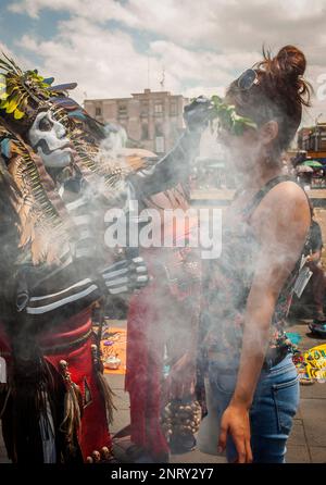 Folk aztèque, shaman guérisseur pratique de purification spirituelle, la Plaza de la Constitución, El Zocalo, Place Zocalo, Mexico, Mexique Banque D'Images