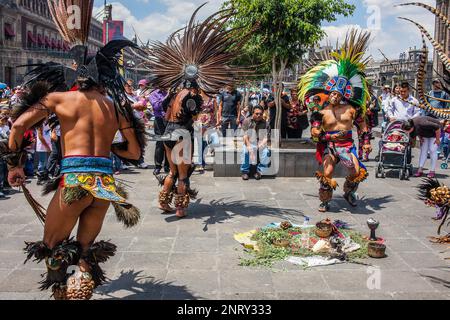 Groupe de danseurs aztèques, la Plaza de la Constitución, El Zocalo, Place Zocalo, Mexico, Mexique Banque D'Images