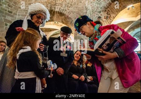 On voit une femme poser une question drôle à une petite fille au sujet de leurs grands-parents. La tradition du faux mariage paysan pendant le carnaval remonte au XVIe siècle, la noblesse a joué le rôle des paysans et les paysans étaient les seigneurs. À Nijmegen, Anja et Theo Wijlemans étaient le couple de mariage de l'agriculteur cette année. Le couple s'est rassemblé à la chapelle de Valkhof, portant des vêtements de fermiers traditionnels et entouré de personnes portant des costumes vibrants. Le mariage de l'agriculteur est l'une des traditions du Carnaval néerlandais, en particulier à Limbourg, Brabant du Nord et Gelderland. L'inversion r Banque D'Images