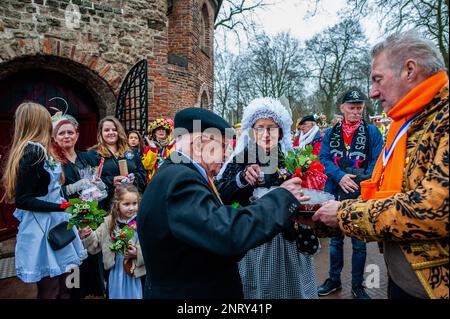 Le couple a vu prendre des boissons pour griller après la cérémonie. La tradition du faux mariage paysan pendant le carnaval remonte au XVIe siècle, la noblesse a joué le rôle des paysans et les paysans étaient les seigneurs. À Nijmegen, Anja et Theo Wijlemans étaient le couple de mariage de l'agriculteur cette année. Le couple s'est rassemblé à la chapelle de Valkhof, portant des vêtements de fermiers traditionnels et entouré de personnes portant des costumes vibrants. Le mariage de l'agriculteur est l'une des traditions du Carnaval néerlandais, en particulier à Limbourg, Brabant du Nord et Gelderland. Le rituel d'inversion était l'essence de Banque D'Images