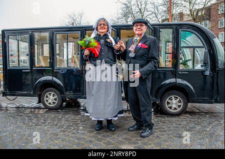 Le couple a vu arriver sur un petit bus. La tradition du faux mariage paysan pendant le carnaval remonte au XVIe siècle, la noblesse a joué le rôle des paysans et les paysans étaient les seigneurs. À Nijmegen, Anja et Theo Wijlemans étaient le couple de mariage de l'agriculteur cette année. Le couple s'est rassemblé à la chapelle de Valkhof, portant des vêtements de fermiers traditionnels et entouré de personnes portant des costumes vibrants. Le mariage de l'agriculteur est l'une des traditions du Carnaval néerlandais, en particulier à Limbourg, Brabant du Nord et Gelderland. Le rituel d'inversion était l'essence du carnaval à t Banque D'Images