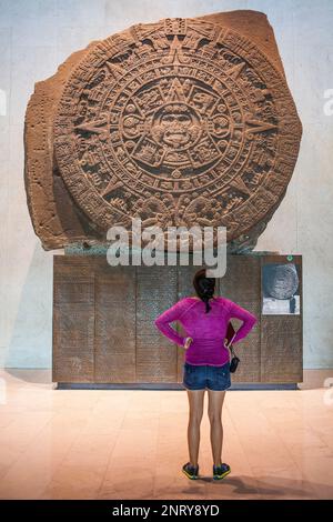 'Piedra del Sol' (Pierre du Soleil), la civilisation aztèque, Musée National d'anthropologie. La ville de Mexico. Le Mexique Banque D'Images