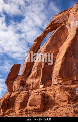 La cruche Handle Arch est une arche presque verticale dans le grès Wingate près de la rivière Colorado près de Moab, Utah. Banque D'Images