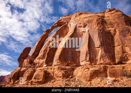 La cruche Handle Arch est une arche presque verticale dans le grès Wingate près de la rivière Colorado près de Moab, Utah. Banque D'Images