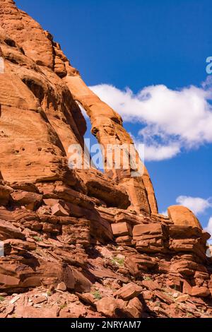 La cruche Handle Arch est une arche presque verticale dans le grès Wingate près de la rivière Colorado près de Moab, Utah. Banque D'Images