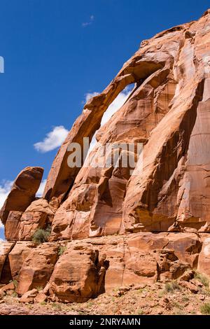 La cruche Handle Arch est une arche presque verticale dans le grès Wingate près de la rivière Colorado près de Moab, Utah. Banque D'Images