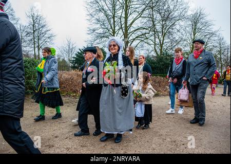 Nimègue, pays-Bas. 21st févr. 2023. Le couple a vu marcher jusqu'à la chapelle. La tradition du faux mariage paysan pendant le carnaval remonte au XVIe siècle, la noblesse a joué le rôle des paysans et les paysans étaient les seigneurs. À Nijmegen, Anja et Theo Wijlemans étaient le couple de mariage de l'agriculteur cette année. Le couple s'est rassemblé à la chapelle de Valkhof, portant des vêtements de fermiers traditionnels et entouré de personnes portant des costumes vibrants. Le mariage de l'agriculteur est l'une des traditions du Carnaval néerlandais, en particulier à Limbourg, Brabant du Nord et Gelderland. L'inversion ritu Banque D'Images