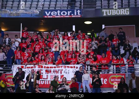 Supporters of Gas Sales BluEnergy Piacenza lors de la finale Del Monte Coppa Italia Superlega - Gas Sales BluEnergy Piacenza vs ITAS Trentino sur 26 février 2023 au Palazzo dello Sport à Rome, Italie. Banque D'Images