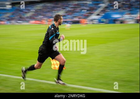 POZNAN, POLOGNE - 19 FÉVRIER 2023: Match de football polonais PKO Ekstraklasa entre Lech Poznan vs KGHM Zaglebie Lubin 1:2. Sideline arbitre en cours d'exécution. Banque D'Images