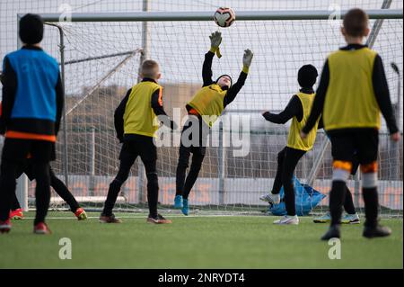 LUBIN, POLOGNE - 22 FÉVRIER 2023 : Treining du groupe des années U10 à l'Académie de football KGHM Zaglebie. Banque D'Images