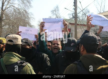 Srinagar Cachemire, Inde. 25th févr. 2023. Les dirigeants et les militants du Parti démocratique du peuple (PDP) protestent contre l'imposition de l'impôt foncier par le gouvernement.c'est la première fois que l'impôt foncier est imposé au Jammu-et-Cachemire avec le gouvernement annonçant la mise en œuvre de 1 avril cette année.25 février 2023, Srinagar Cachemire, Inde. (Credit image: © Firdous Nazir/eyepix via ZUMA Press Wire) USAGE ÉDITORIAL SEULEMENT! Non destiné À un usage commercial ! Banque D'Images