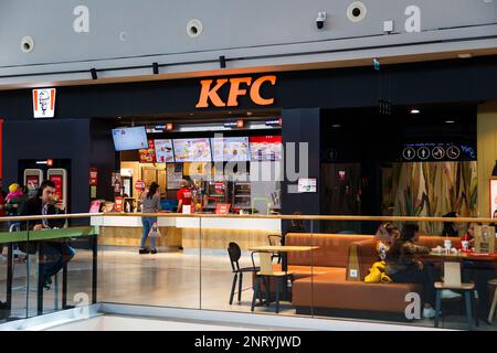 Sibiu, Roumanie - Mai 2 2022 : KFC, Kentucky Fried Chicken, restaurant de restauration rapide américain dans la zone de restauration de la galerie marchande de Promenada, l'une des plus grandes boutiques Banque D'Images