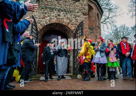 Nimègue, pays-Bas. 21st févr. 2023. Le couple est vu acclamations par le public après la fausse cérémonie. La tradition du faux mariage paysan pendant le carnaval remonte au XVIe siècle, la noblesse a joué le rôle des paysans et les paysans étaient les seigneurs. À Nijmegen, Anja et Theo Wijlemans étaient le couple de mariage de l'agriculteur cette année. Le couple s'est rassemblé à la chapelle de Valkhof, portant des vêtements de fermiers traditionnels et entouré de personnes portant des costumes vibrants. Le mariage de l'agriculteur est l'une des traditions du Carnaval hollandais, en particulier à Limbourg, Brabant du Nord, et Banque D'Images