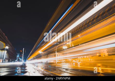 des sentiers de tram légers dans la ville la nuit Banque D'Images