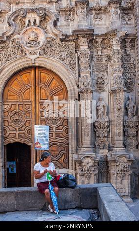 Femme en face de l'église Santisima Trinidad, Emiliano Zapata street, Mexico, Mexique Banque D'Images