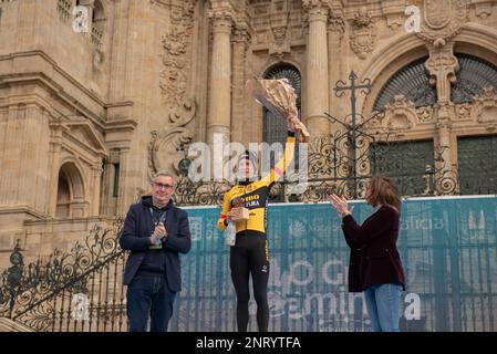 Saint-Jacques-de-Compostelle, Espagne. fév 26th 2023. Champion Jonas Vindergaard sur le podium recevant le prix, présenté par le conseiller des sports de Santiago. Ceredit: Xan Gasalla / Alamy Live News Banque D'Images