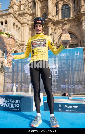 Saint-Jacques-de-Compostelle, Espagne. fév. 26th 2023. Jonas Vingergaard pose pour la presse tenant le trophée et le bouquet avec la cathédrale de Santiago en arrière-plan. Credit: Xan Gasalla / Alamy Live News Banque D'Images