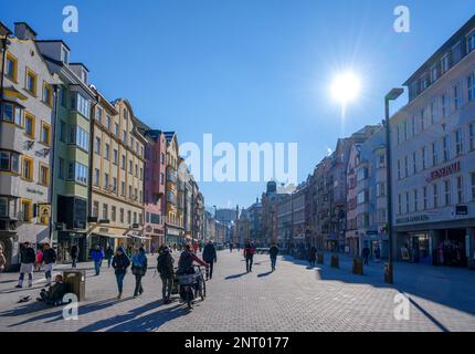 Maria-Theresien Strasse dans le centre d'Innsbruck, Autriche Banque D'Images