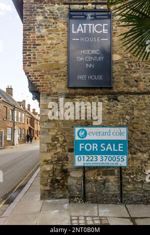 Un panneau Everard Cole for sale sur la maison publique Century Lattice House de 15th, rue Chapel, King's Lynn, Norfolk. Banque D'Images