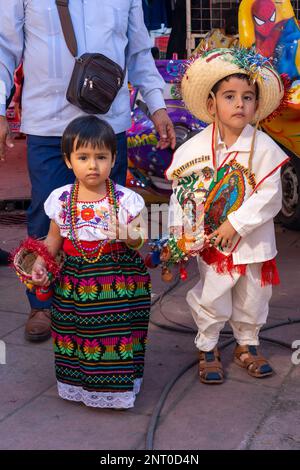 Les enfants mexicains vêtus d'une robe traditionnelle ont leurs photos prises pour célébrer le festival de notre-Dame de Guadalupe. Oaxaca, Mexique. Banque D'Images