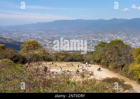 Touristes virant les ruines de Tomb 104 dans les ruines de Zapotec de Monte Alban, près d'Oaxaca, Mexique. La ville d'Oaxaca est dans la vallée en dessous. UNE UNESCO Banque D'Images