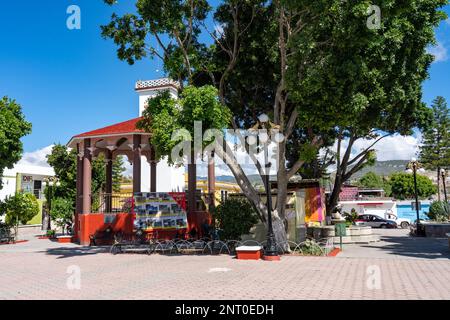 Un belvédère ou un kiosque à musique dans la place centrale du parc à Santiago Matatlan dans les vallées centrales d'Oaxaca, au Mexique. Banque D'Images