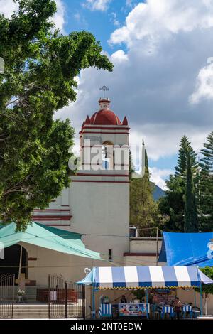 Fiesta canopies devant l'église postale de Santiago à Santiago Matatlan dans les vallées centrales d'Oaxaca, au Mexique. Banque D'Images