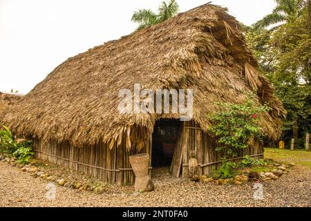Une hutte de toit de chaume typique du peuple indigène Cuna au Panama. Les Cuna sont des Amérindiens qui vivent sur les îles de San Blas et dans le Darien on Banque D'Images