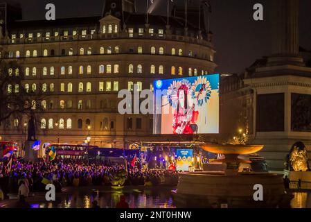 United for Ukraine Vigil marquant l'anniversaire de l'invasion de l'Ukraine par la Russie, Trafalgar Square, Londres, Royaume-Uni 23/02/2023 Banque D'Images